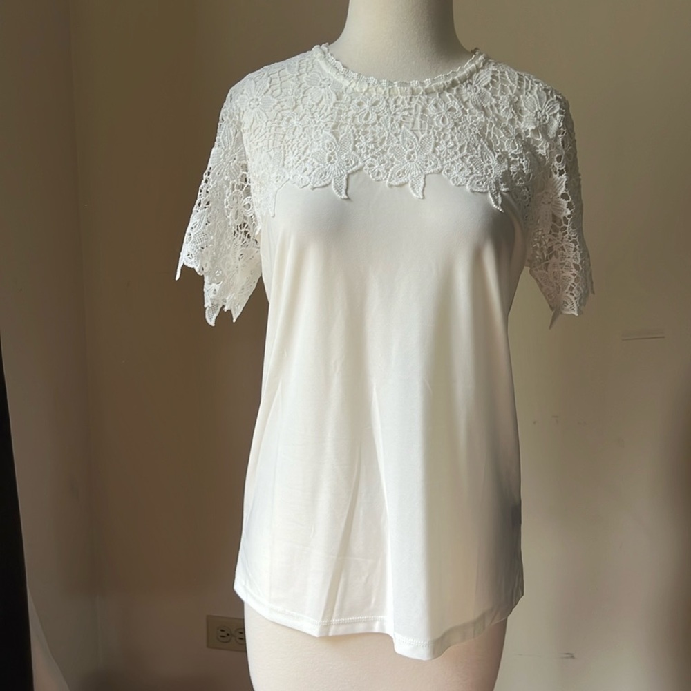 NWT Adiva short sleeve top with lace neckline and sleeves Size Small